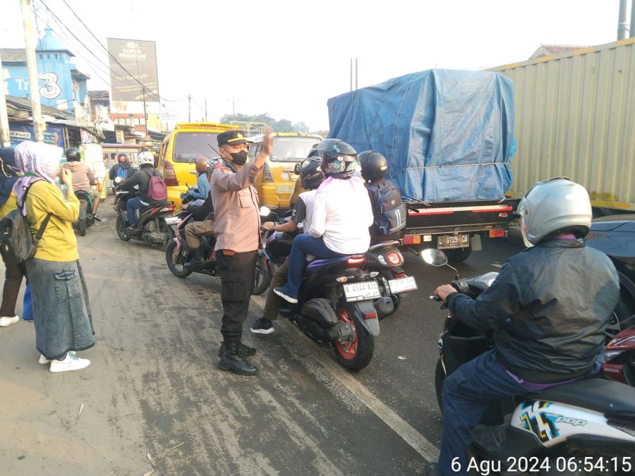Protap Pagi Hari Anggota Polsek Cikupa Atur Lalu Lintas di Jalan Raya Serang