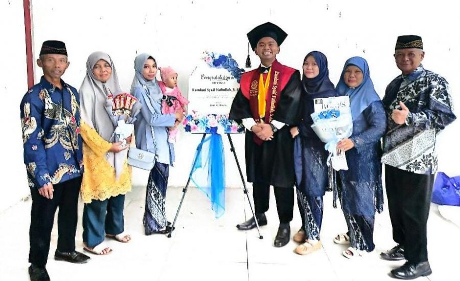 Ramdani Syaif Fathulloh Raih Gelar S.Ak: Lulus dari Ujian Kehidupan Sebelum Toga Dikenakan