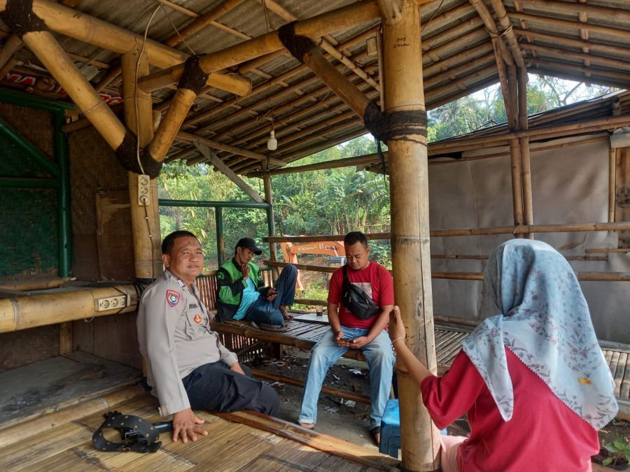Sambang Bhabinkamtibmas Upaya Mewujudkan Keamanan di Kampung Ciapus Kelurahan Sukamulya