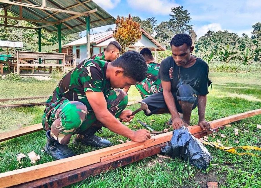 Satgas Yonif 122/TS Bangun Gapura Gereja GKI Kampung Yetti Bersama Masyarakat