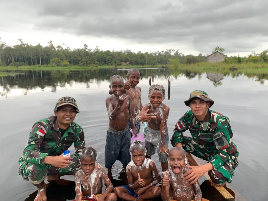 Satgas Yonif 125/SMB Tanamkan Kebiasaan Menjaga Kebersihan Sejak Dini pada Anak-Anak Papua