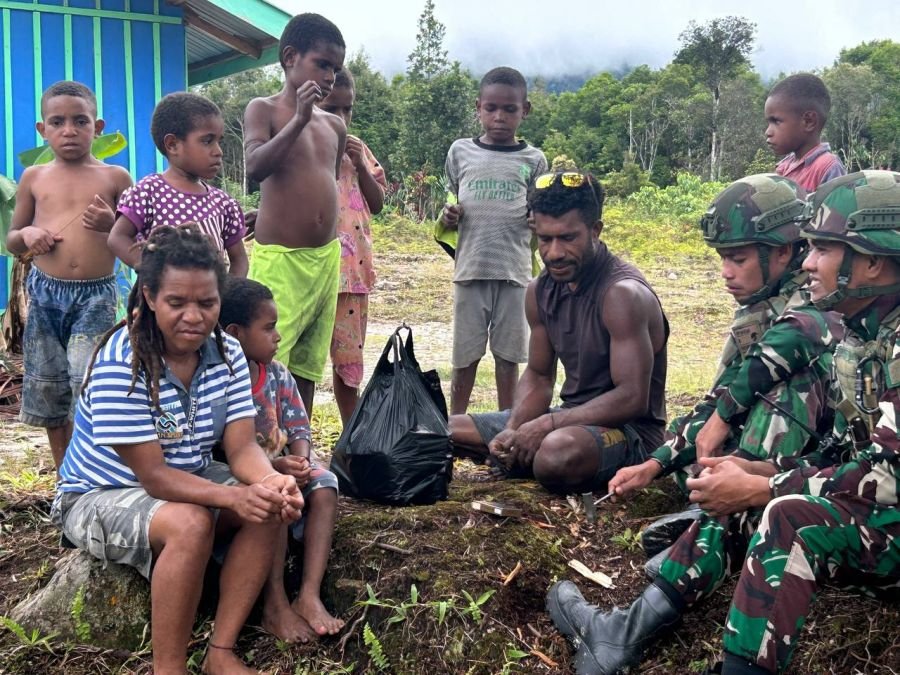 Satgas Yonif 521/DY Gelar Anjangsana dan Bagikan Sembako di Distrik Apalapsili