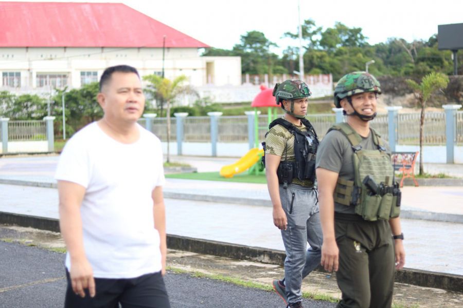 Satgas Yonif 762/VYS Jalin Keakraban Bersama Bupati Maybrat dengan Olahraga Bersama