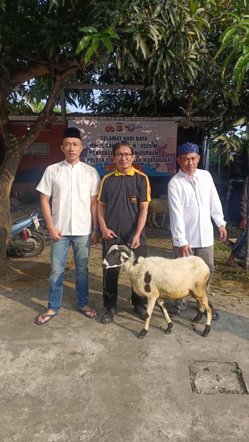 Semangat Idul Adha 1446 H, Polsek Cikupa Serahkan Hewan Kurban ke Senkom Kecamatan Cikupa