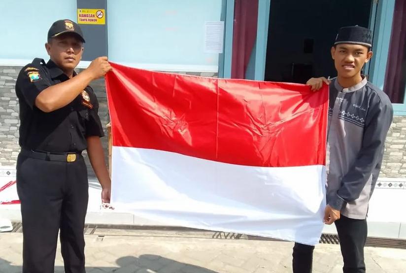 Semangat Nasionalisme, Senkom Bojonegoro Bagikan Puluhan Bendera Merah Putih