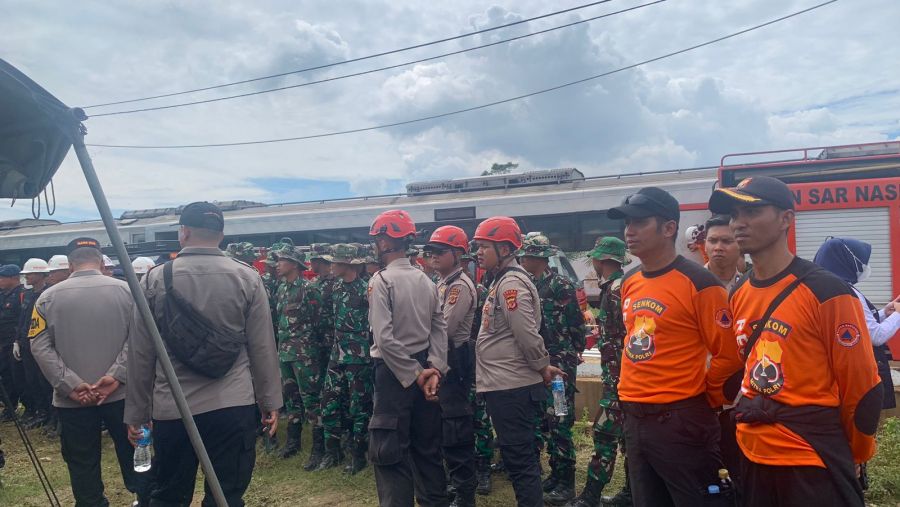 Senkom Bersama Instansi Terkait Bantu Evakuasi Korban Tabrakan KAI di Cicalengka