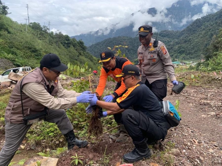 Senkom bersama Polsek Tembagapura Gandeng PT. Freeport dan Masyarakat Lakukan Penanaman Pohon