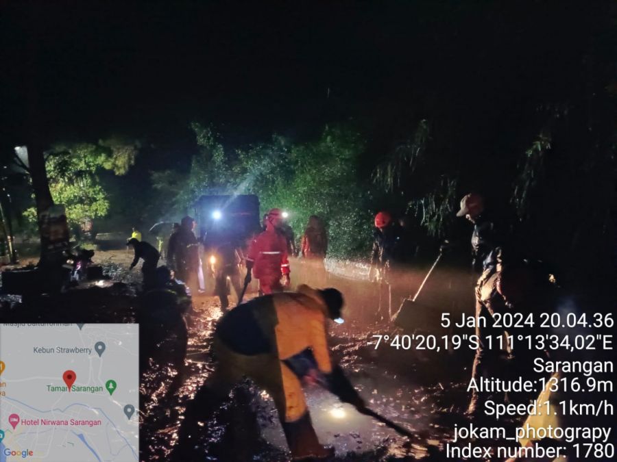 Senkom Bersama TNI Polri dan BPBD Bersatu Bahu Membersihkan Tanah Longsor