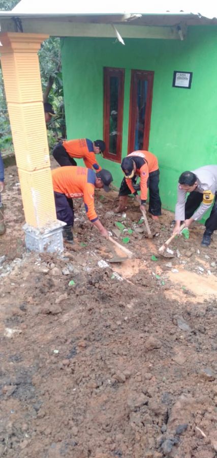 Senkom Gotong Royong Singkirkan Tanah Longsor di Kecamatan Jenawi Karanganyar yang Memakan Korban