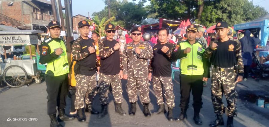 Senkom Mitra Polri, Banser, dan Linmas Amankan Jalan Sehat di Sruni, Sidoarjo