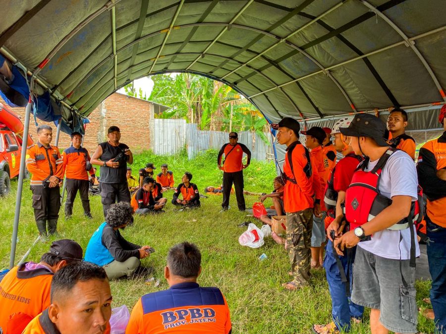 Senkom Rescue Bersama BPBD Kudus Lanjutkan Pencarian Anak Tenggelam di Sungai Gelis