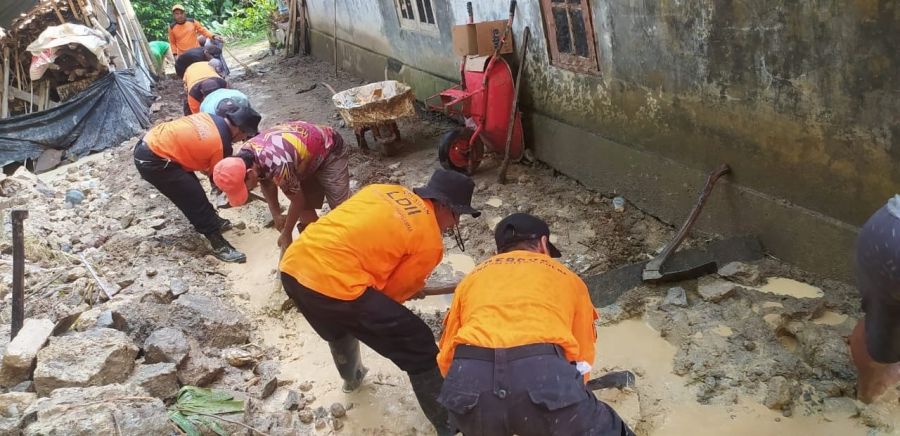 Senkom Rescue Bersama Puluhan Sukarelawan Gotong-Royong Bersihkan Material Longsor