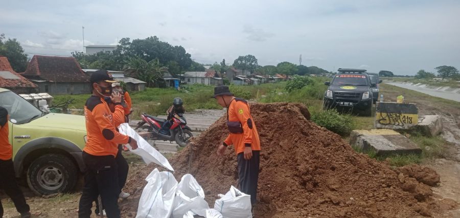 Senkom Rescue Semarang Bahu-membahu Bersihkan dan Bantu Pembuatan Tanggul Darurat