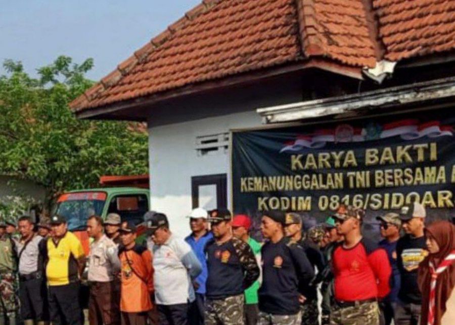 Senkom Rescue Sidoarjo Ikuti Karya Bakti TNI Manunggal Bersama Masyarakat