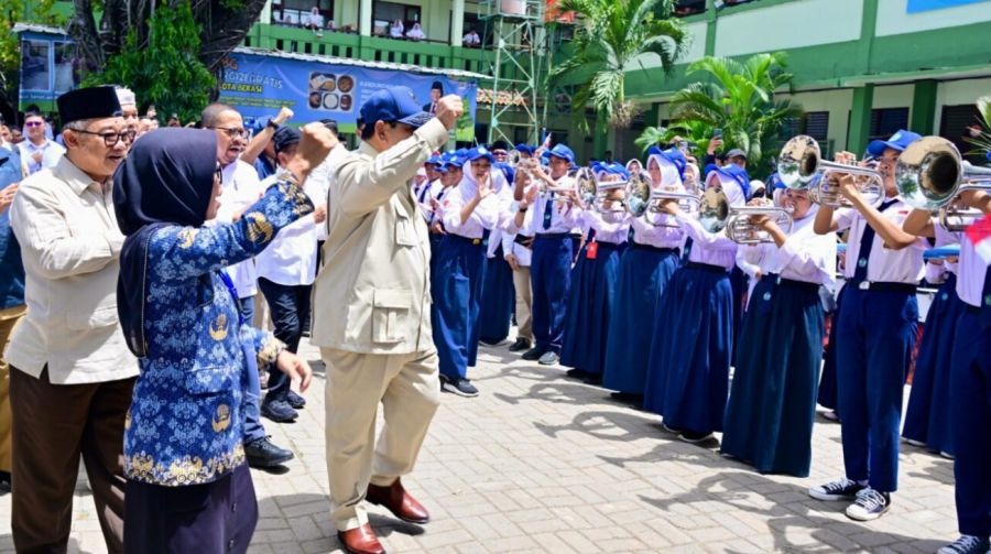 Presiden Prabowo Disambut Meriah, Siswa dan Guru Antusias Lakukan Digitalisasi Pembelajaran