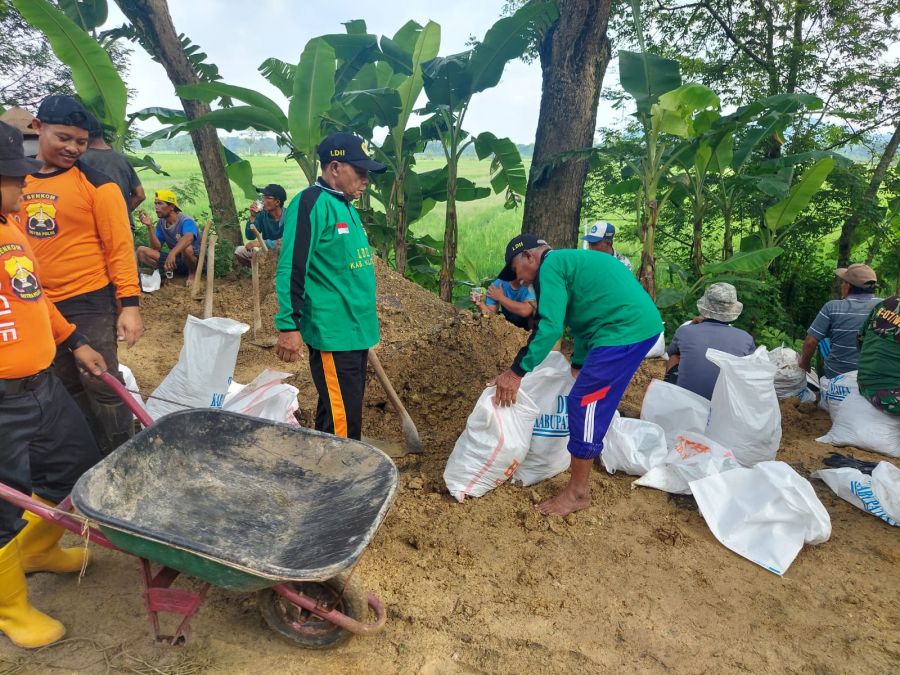 Tanggul Kali Dengkeng Jebol, Senkom Bersama Relawan Kecamatan Wedi Gotong Royong