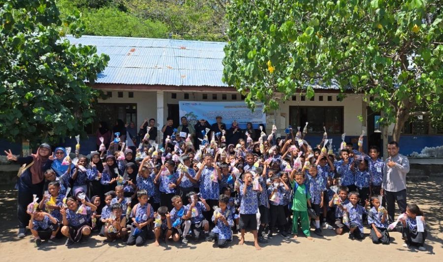 Tim Pengabdian ITB Ajak Siswa SDN Pulau Rinca Belajar Literasi Sains Lewat Boardgame