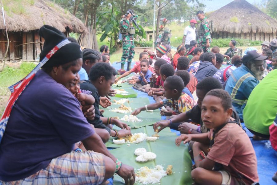 TNI dan Rakyat Bersatu Padu dalam Minggu Kasih Yonif 323 Buaya Putih