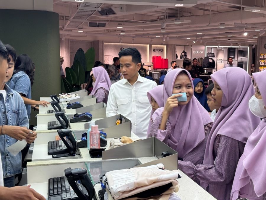 Wapres Ajak Anak Panti PSAA Putra Utama Berbelanja di Muku Blok M Plaza