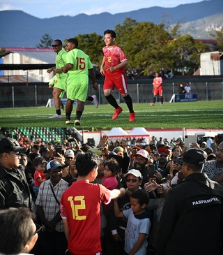 Wapres Bermain Sepak Bola Bersama Anak-anak SSB di Wamena