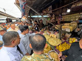 Wapres Gibran Tinjau Pasar Cikurubuk, Pastikan Harga Pangan Stabil dan Pasokan Aman