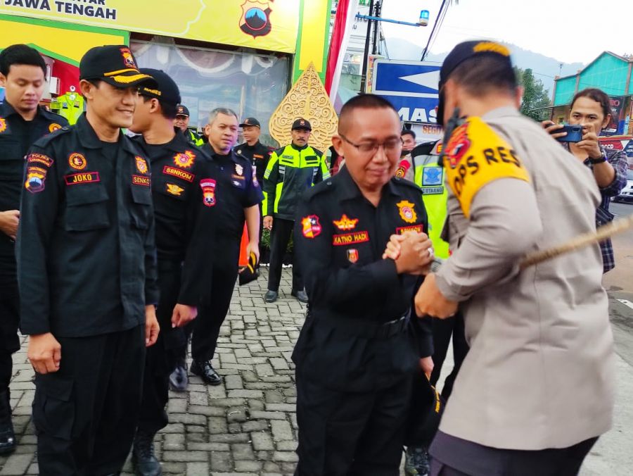 Wujud Kepedulian Ketum Senkom Dengan Membagikan Sembako