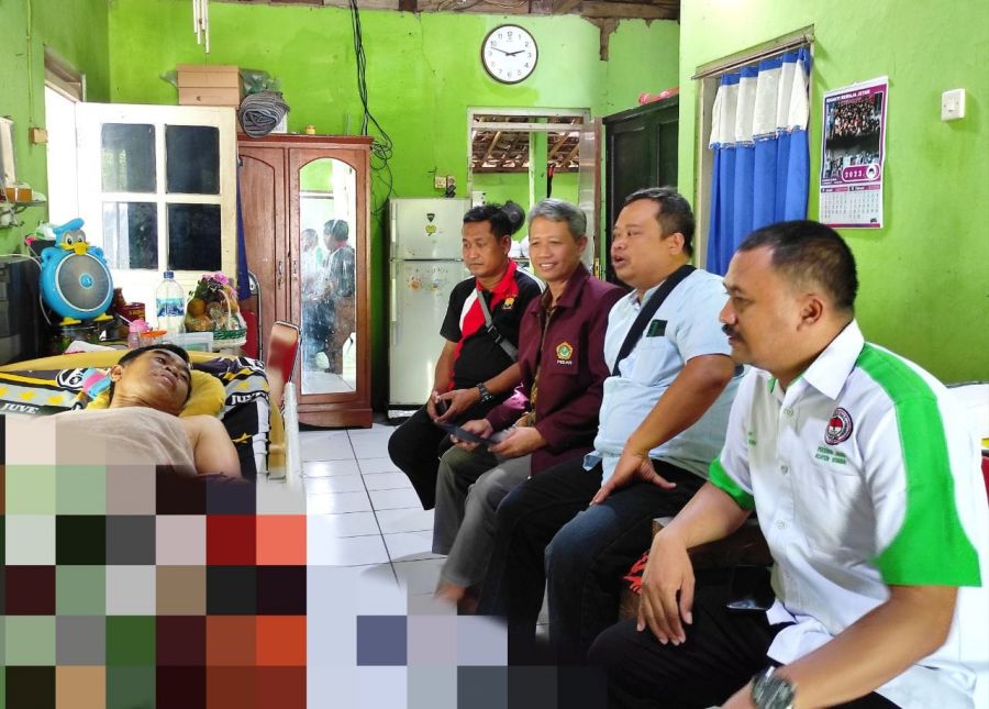 PC LDII Pedan Bersama Senkom dan Persinas ASAD Jenguk Wakapolsek yang Kecelakaan