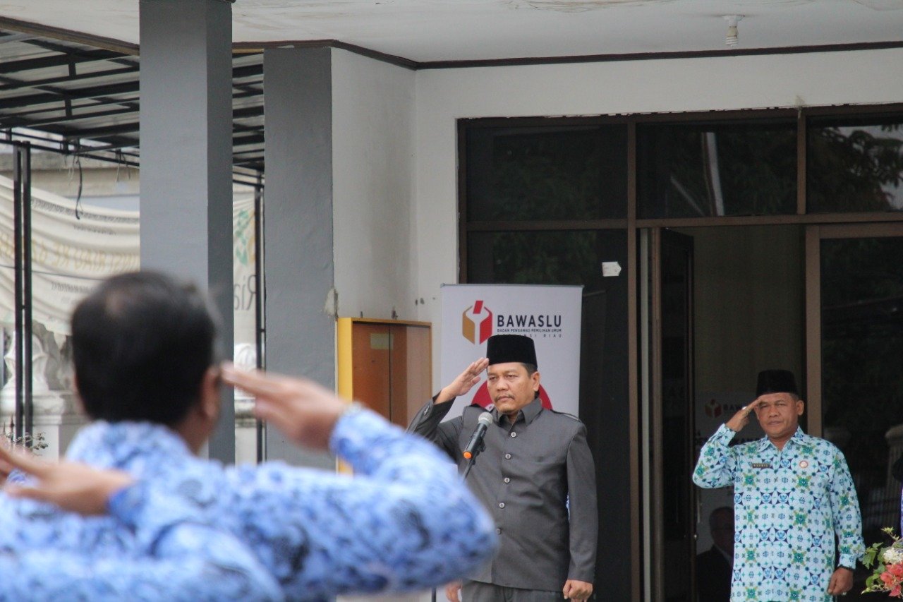 Pimpin Upacara Sumpah Pemuda di Bawaslu, Neil Antariksa: Pemuda Riau Harus Kawal Pilkada 2020