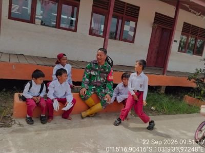 Babinsa Koramil 12 Batang Tuaka Ajak Siswa SDN 014 Rajin Belajar dan Disiplin