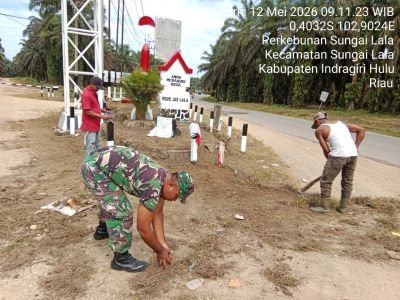 Babinsa Serda Mujiono Bantu Warga Bersihkan Lingkungan di Desa Perkebunan Sungai Lala