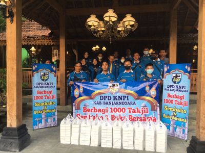 DPD KNPI Banjarnegara Berbagi 1000 Takjil  dan Sembako