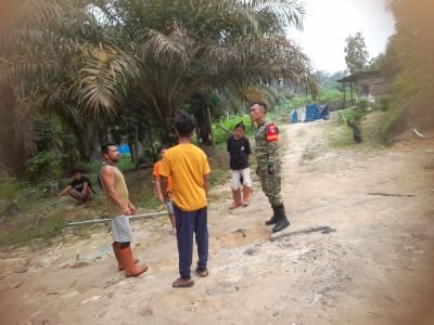 Jelang Musim Hujan, Babinsa Agrowisata Ajak Warga Tingkatkan Kepedulian Lingkungan dan Keselamatan