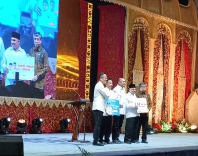 kejutan-di-acara-ketum-dpp-ikm-andre-rosiade-hadiahkan-umrah-menaker-yassierli-turun-tangan