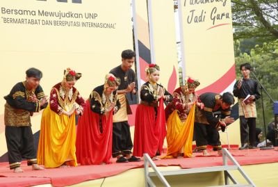 Panggung Rakyat Meriahkan Dies Natalis ke-72 UNP, Diikuti Tujuh Fakultas dan Sekolah Pembangunan