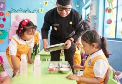 Pendistribusian Perdana MBG dari SPPG  Dilakukan Langsung Oleh Wakil Bupati Banyuwangi Mujiono