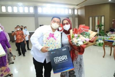 Peringati Hari Ibu Ke-93, Bupati dan Wakil Bupati  Memberikan Cendera Mata Kepada Wabup Labuhanbatu
